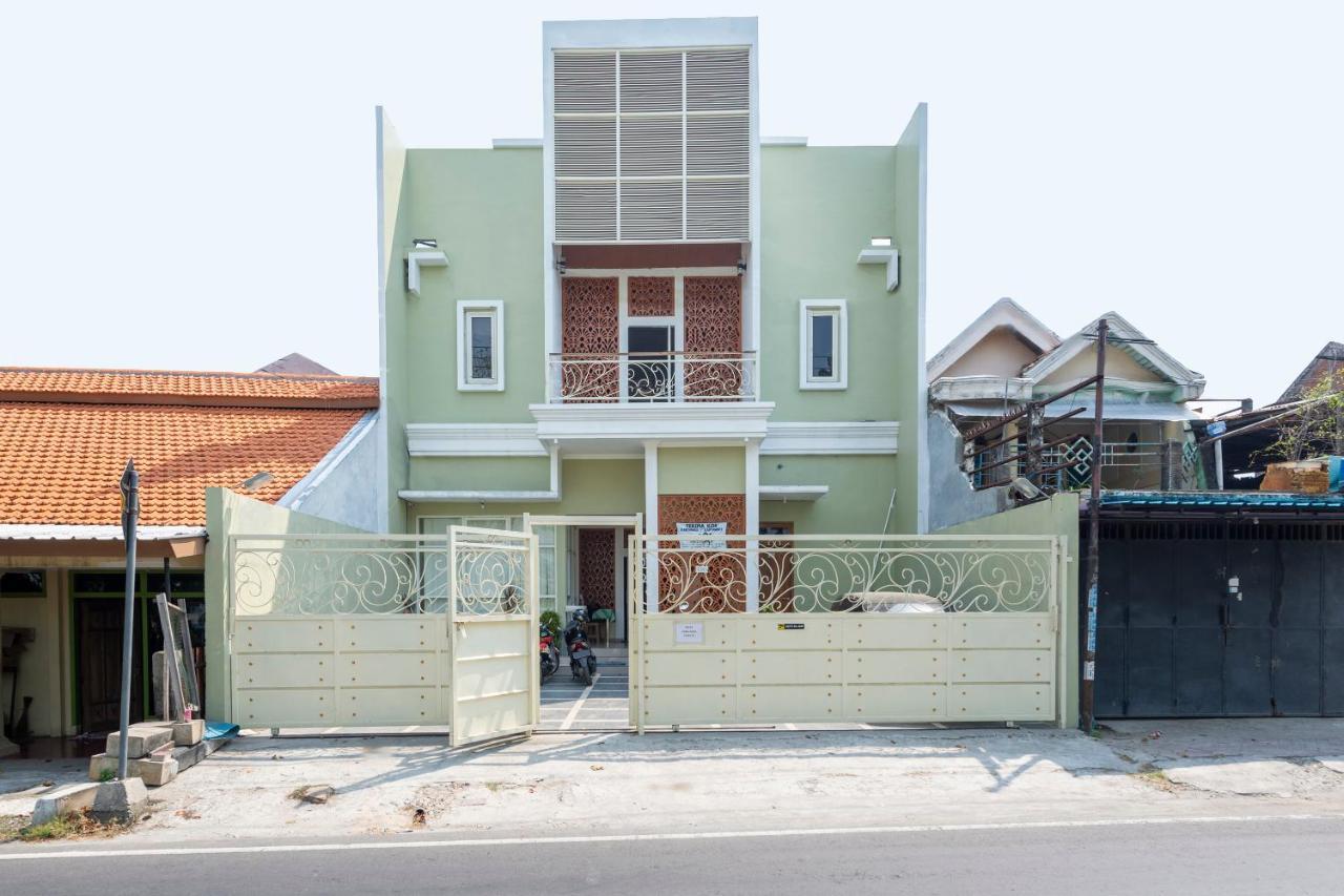 Oyo 3706 Griya Tentrem Syariah Lamongan Exterior foto